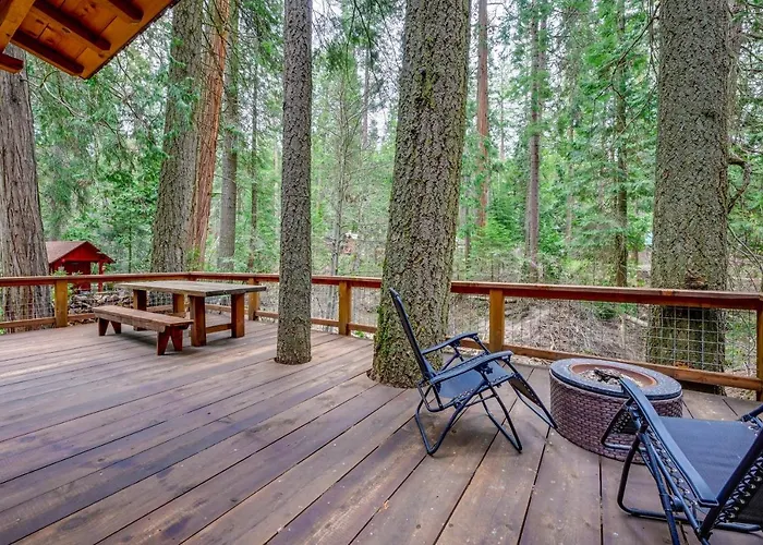 Enchanting Creekside Cabin Near Kings Canyon Park!